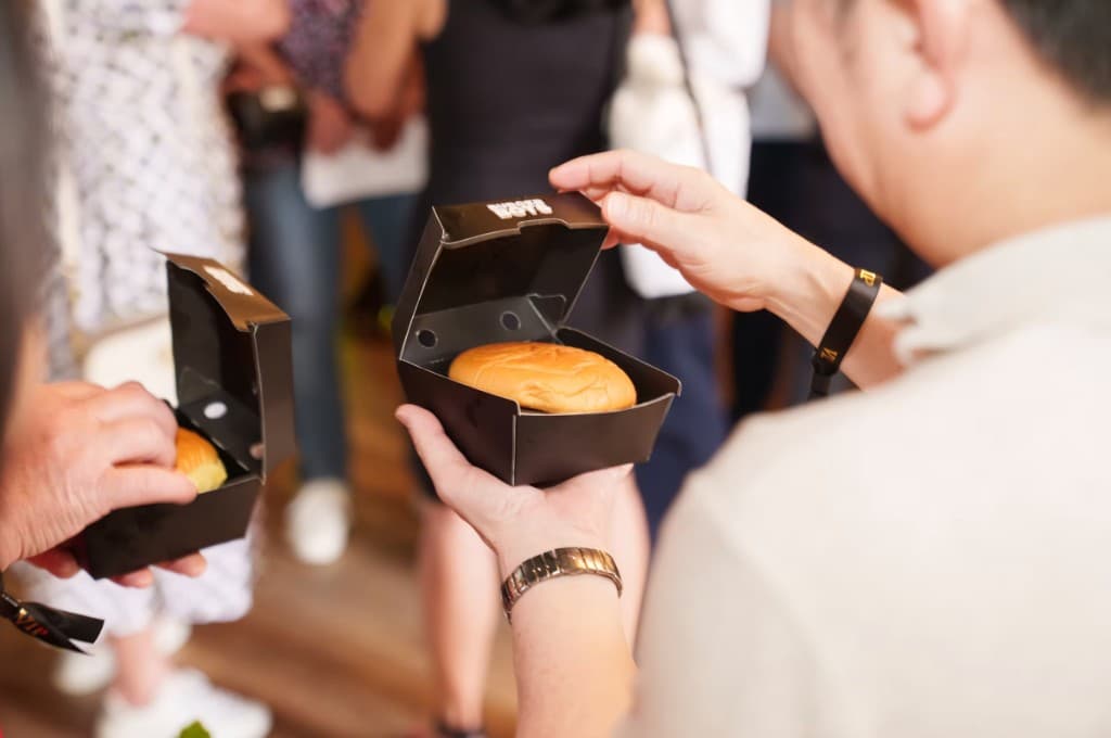 Burgers being served in black boxes
